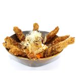 Crujientes de berenjena con cremoso de salmorejo y melaza de caña