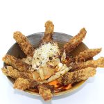 Crujientes de berenjena con cremoso de salmorejo y melaza de caña