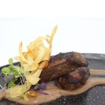 Presa ibérica con salsa de castañas y crujiente de yuca