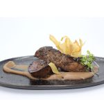 Presa ibérica con salsa de castañas y crujiente de yuca