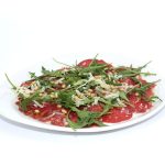 Carpaccio de solomillo de ternera con Idiazabal, rúcula y piñones tostados