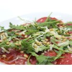 Carpaccio de solomillo de ternera con Idiazabal, rúcula y piñones tostados